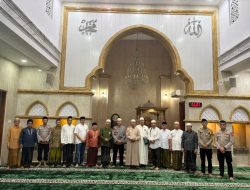 Tarawih Keliling di Cipete, Polda Metro Jaya Serahkan Al-Qur’an ke Masjid An-Nur