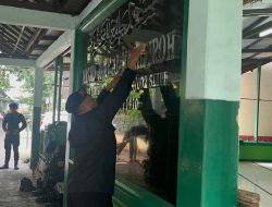 Gegana Brimob PMJ Bersihkan Masjid Al-Magfiroh di Slipi, Wujud Kepedulian Jaga Lingkungan