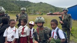 Patroli Humanis Satgas Ops Damai Cartenz di Kampung Kabiding, Kehangatan Warga dan Tawa Anak-Anak Warnai Pagi di Oksibil