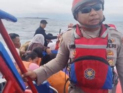Evakuasi Heroik di Laut, Polsek Kepulauan Seribu Selatan Bersama Damkar Selamatkan 61 Penumpang KM Sumber Makmur