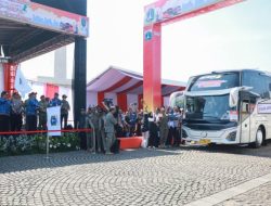Gubernur dan Wakil Gubernur DKI Lepas Ribuan Peserta Mudik Gratis