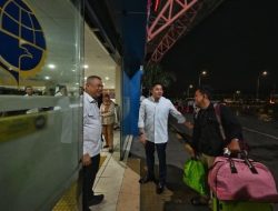 Seskab Teddy dan Menhub Dudy Sambut Pemudik dan Pantau Arus Balik di Pulo Gebang