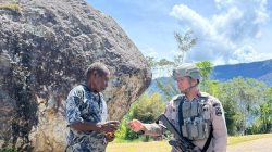 Satgas Damai Cartenz Gelar Patroli dan Pelayanan Kesehatan di Sinak