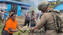 Satgas Ops Damai Cartenz Hadir di Tengah Tradisi Bakar Batu di Sugapa, Bangun Kebersamaan dengan Warga