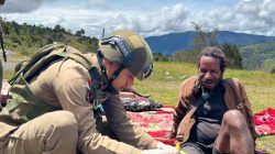 Satgas Damai Cartenz Gelar Patroli Humanis dan Pelayanan Kesehatan di Sinak