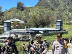 Patroli di Sinak, Ops Damai Cartenz Perkuat Kedekatan dan Rasa Aman Warga