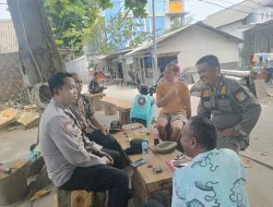Bhabinkamtibmas Pulau Pari Sambangi Warga, Sosialisasikan Layanan Polri 110 dan Pesan Kamtibmas