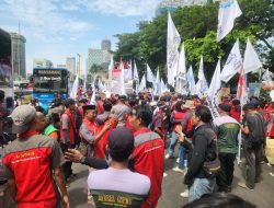 100 Orang Buruh Datangi DPR/MPR dalam Rangka Mayday, Polda Metro Jaya Menyambut dengan Humanis