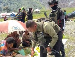 Patroli Humanis Satgas Ops Damai Cartenz Sambangi Pedagang dan Tukang Ojek di Mulia