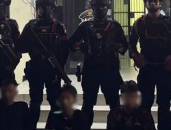 Brimob Polda Metro Jaya Patroli di 4 Wilayah, 17 Orang Diamankan Terkait Tawuran hingga Narkoba Sintetis