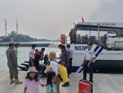 Jakarta On The Spot Minggu Pagi, Polisi Humanis Bantu Penumpang Turun Kapal dan Sosialisasikan Layanan Polisi 110