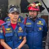 Brimob Polda Metro Jaya Bantu Padamkan Kebakaran Dua Kios di Ciputat