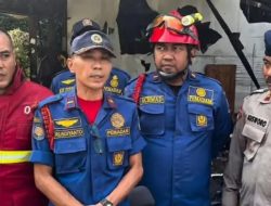 Brimob Polda Metro Jaya Bantu Padamkan Kebakaran Dua Kios di Ciputat