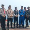 Jakarta On The Spot, Polisi Humanis Bantu Penumpang Turun Kapal dan Sosialisasikan Layanan Polisi 110 di Dermaga Kepulauan Seribu