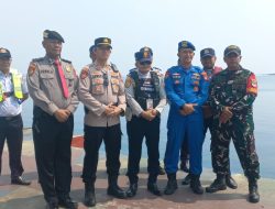 Jakarta On The Spot, Polisi Humanis Bantu Penumpang Turun Kapal dan Sosialisasikan Layanan Polisi 110 di Dermaga Kepulauan Seribu