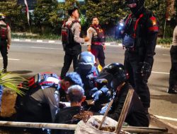 Brimob Metro Jaya Sigap Evakuasi Korban Kecelakaan Saat Patroli Malam di Jakarta Utara