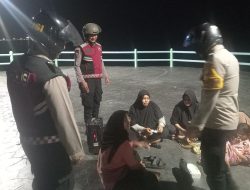 Patroli Malam Jakarta On The Spot, Polsek Kepulauan Seribu Selatan Kenalkan Layanan Polisi 110 Melalui Dialog Bersama Warga