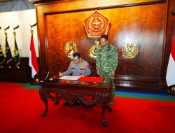 Kapolri Perkuat Soliditas TNI-Polri Lewat Silaturahmi dengan Panglima TNI di Mabes TNI