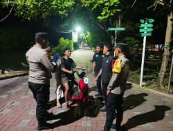 Patroli Malam Jakarta On The Spot, Polsek Kepulauan Seribu Selatan Sampaikan Layanan Polisi 110 Saat Sambangi Warga