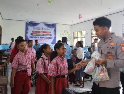 Satgas Ops Damai Cartenz Salurkan Bantuan Seragam Sekolah dan Berikan Edukasi Bahaya Narkoba dan Bijak Bermedia Sosial kepada Pelajar di Sarmi