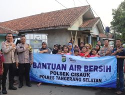 Polres Tangsel Salurkan Air Bersih untuk Warga Terdampak Kekeringan di Kranggan
