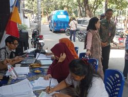 Warga Kelurahan RBU Manfaatkan Layanan Jemput Bola Adminduk