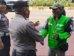Momen Ojol Beri Bunga ke Polisi Saat Hari Bhayangkara ke-80