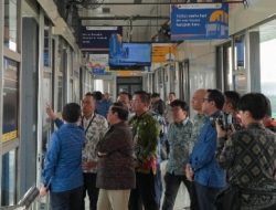 Gubernur DKI Resmikan Halte Swadarma Paragon