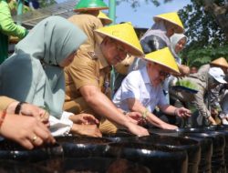 Pemkot Jaksel dan DPRD DKI Tanam Padi dengan 1.200 Galon