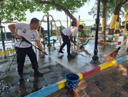 Polsek Kepulauan Seribu Selatan Bersama Stakeholder Gelar Kerja Bakti dan Pengecatan Fasilitas Umum Sambut HUT RI Ke-81 di Pulau Tidung