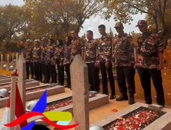 Ketua Forum OKP Jakut dan KB-FKPPI Beri Salam Hormat untuk Veteran.