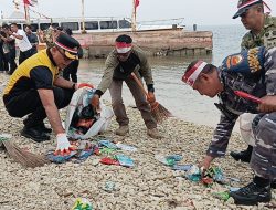 Polres Kepulauan Seribu Bersama TNI, Pemerintah dan Masyarakat Bersihkan Laut Pulau Untung Jawa Jelang HUT RI ke-81