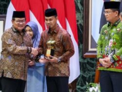 Gubernur Serahkan Piala Gubernur Juara MTQ Tingkat Provinsi DKI