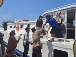 Jaga Jakarta, Polres Kepulauan Seribu Hadir Humanis di Dermaga dan Sosialisasikan Layanan Polisi 110