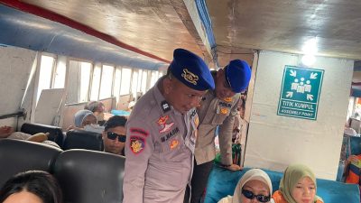 Satpolairud Polres Kepulauan Seribu Sosialisasikan Polisi 110 dan Keselamatan Berlayar di Dermaga Kaliadem