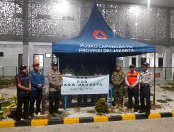 Patroli Malam, Polsek Kepulauan Seribu Selatan Sosialisasikan Layanan Polisi 110 dan Ajak Warga Tangkal Hoaks