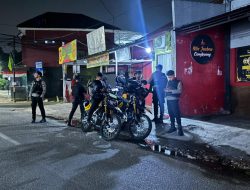 Brimob Polda Metro Jaya Hentikan Pengendara Lawan Arah di Jatinegara