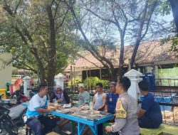 Jaga Jakarta di Pulau Kelapa, Bhabinkamtibmas Sosialisasikan Layanan Polisi 110 dan Sampaikan Pesan Kamtibmas