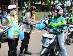 Jumat Peduli, Polda Metro Jaya Berbagi dengan Pengemudi Ojol