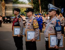 Kapolda Metro Jaya Berikan Penghargaan kepada Tiga Anggota yang Berdedikasi Bantu Masyarakat