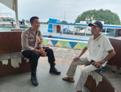 Jaga Jakarta di Pulau Kelapa, Bhabinkamtibmas Sosialisasikan Layanan Polisi 110 dan Imbau Warga Jaga Kamtibmas