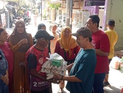 Pengurus RW 07 Semper Barat Berikan Bantuan Pangan Bagi Warga Berhak
