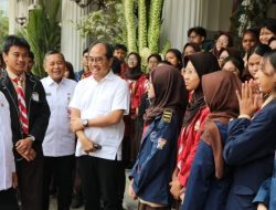 Gubernur DKI Terima Pengurus OSIS-MPK di Balai Kota Jakarta