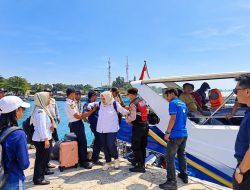 Layanan Polisi 110, Polisi Siaga di Dermaga Kedatangan Kepulauan Seribu Berikan Pelayanan Humanis