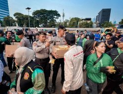 Polisi Bagikan Makanan dan Minuman kepada Peserta Aksi Buruh di DPR