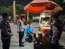 Layanan Polisi 110 Disosialisasikan Saat Patroli Malam Polsek Kepulauan Seribu Selatan