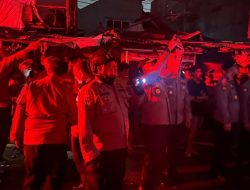 Brimob Metro Jaya Bantu Padamkan Kebakaran di Kramat Pulo Senen