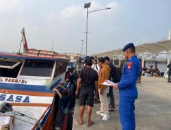 Satpolairud Polres Kepulauan Seribu Sosialisasikan Layanan 110 dan Jaga Laut Jakarta di Pelabuhan Kali Adem