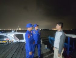 Layanan Polisi 110, Satpolairud Polres Kepulauan Seribu Patroli Laut Malam Imbau Nelayan Jaga Keselamatan Berlayar