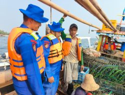 Layanan Polisi 110, Satpolairud Polres Kepulauan Seribu Sambangi Nelayan dan Sampaikan Imbauan Keselamatan Berlayar